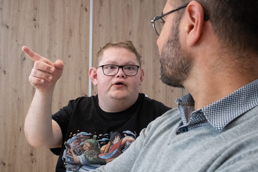 Dans la maison Rosa vivent 7 résidents et viennent quotidiennement trois personnes en accueil de jour / Le Grain de blé est une association qui gère deux lieux de vie et d'accueil à dimension familiale situés au Mans, où des personnes en situation de handicap mental et moteur vivent ensemble avec le plus d'autonomie possible.